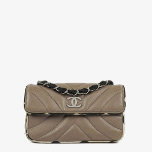 Chanel Chevron Mini Flik Quiltad Lammnappa Och Tryckt Sidenkant Med Silverdetaljer