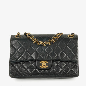 Sac classique double rabat Chanel en agneau matelassé avec ferrures plaquées or 24 carats