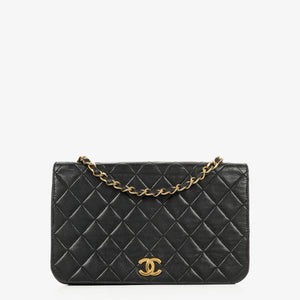 Sac à rabat complet classique Chanel en agneau noir matelassé avec ferrures plaquées or 24 carats