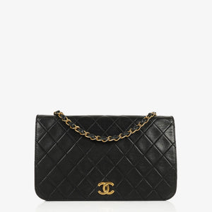 Sac à rabat complet classique Chanel en agneau noir matelassé avec ferrures plaquées or 24 carats