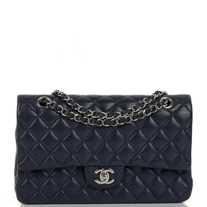 Chanel Klassische Medium Double Flap Tasche in Marineblau Gepolstertes Kaviarleder und Silberfarbene Beschläge