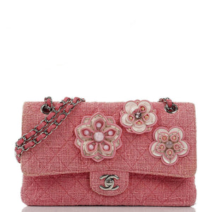 Chanel Klassisk Rosa Tweed Kristallpärlblomma Dekorerad Quiltad Medium Dubbel Flapväska med Silverfärgad Metall