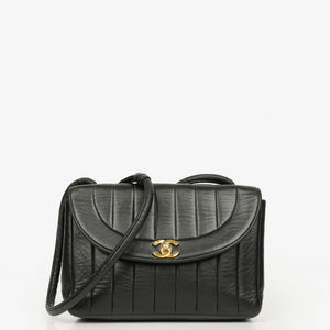 Sac à rabat simple vertical Diana en agneau matelassé noir Chanel avec ferrures plaquées or 24 carats