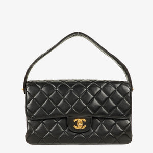 Sac à rabat double face Chanel en agneau noir avec ferrures plaquées or 24k