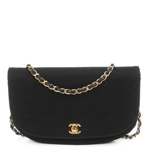 Sac à rabat demi-lune Chanel en jersey matelassé noir avec ferrures plaquées or 24K