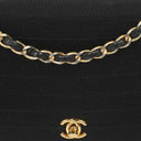 Sac à rabat demi-lune Chanel en jersey matelassé noir avec ferrures plaquées or 24K