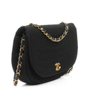 Sac à rabat demi-lune Chanel en jersey matelassé noir avec ferrures plaquées or 24K