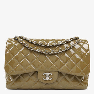 Chanel Sac Classique Jumbo Double Rabat en Cuir Verni Matelassé avec Ferrures Argentées