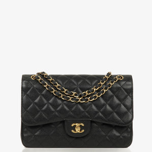 Bolso con doble solapa clásico Jumbo Chanel en piel de caviar acolchada negra con herrajes dorados