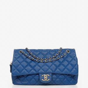 Bolso Chanel Jumbo acolchado en caviar con solapa simple y herrajes plateados