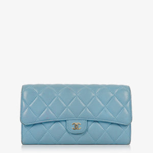 Grand portefeuille à rabat en agneau matelassé bleu clair Chanel