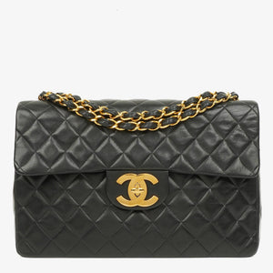 Bolso Maxi Jumbo Clásico de Solapa Única en Piel de Cordero Negra Acolchada con Herrajes Baño de Oro de 24K de Chanel