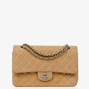 Chanel Medium Classic Vintage Double Flap-väska Beige Quiltad Lammnappa Med Silverfärgad Metall