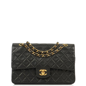 Bolso Chanel clásico vintage mediano con doble solapa negro de cordero acolchado con herrajes chapados en oro de 24K