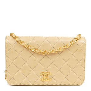 Portefeuille sur chaîne Mini Classique Chanel beige en agneau matelassé avec quincaillerie plaquée or 24K