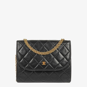 Mini sac à rabat Chanel en agneau matelassé noir avec ferrures plaquées or 24 carats