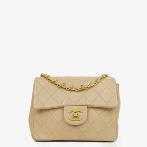Petit sac à rabat carré matelassé en cuir beige avec ferrures plaquées or 24K Chanel