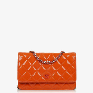 Portefeuille sur chaîne Chanel WOC en cuir verni matelassé orange
