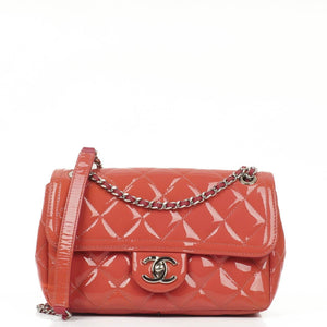 Mini sac à rabat classique en veau verni rose Chanel