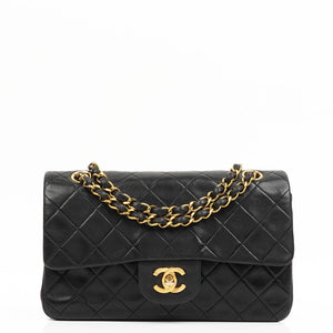 Bolso Chanel clásico pequeño con doble solapa en piel de cordero con herrajes chapados en oro de 24K