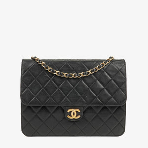 Bolso pequeño clásico Chanel de una sola solapa en piel de cordero negra acolchada con herrajes chapados en oro de 24K