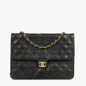 Bolso pequeño clásico con solapa única Chanel en piel de cordero negra acolchada con herrajes chapados en oro de 24K