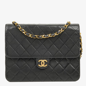 Bolso pequeño clásico Chanel de una sola solapa en piel de cordero negra acolchada con herrajes chapados en oro de 24K