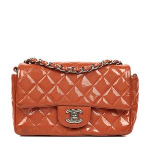 Chanel Liten Klassisk Enkel Flikväska Quiltat Lackläder Med Silverfärgad Metall
