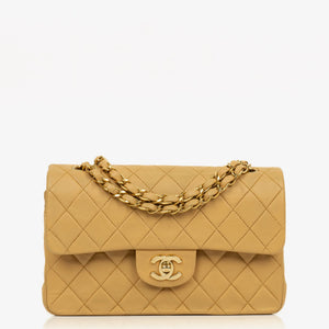 Sac Chanel Small Classic Vintage Double Rabat Beige en Agneau Matelassé avec Ferrures Plaquées Or 24K