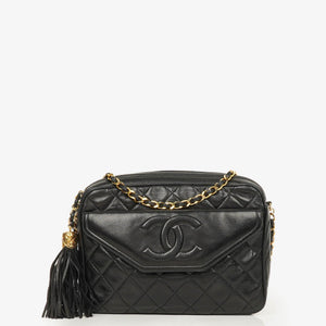Sac appareil photo vintage Chanel CC en agneau matelassé noir avec pompon