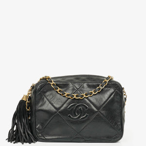 Sac caméra Chanel Vintage CC en agneau noir matelassé avec pompon