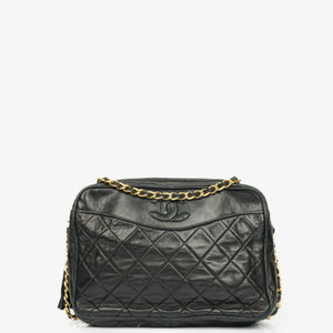 Sac appareil photo vintage Chanel CC en agneau matelassé noir avec pompon