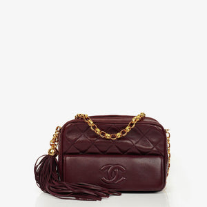 Sac caméra vintage Chanel CC bordeaux en agneau matelassé avec pompon