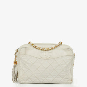 Sac caméra vintage Chanel CC en agneau matelassé avec pompon