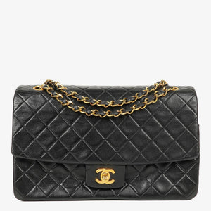 Sac à rabat simple vintage Chanel Classic noir matelassé en agneau avec ferrures plaquées or 24K