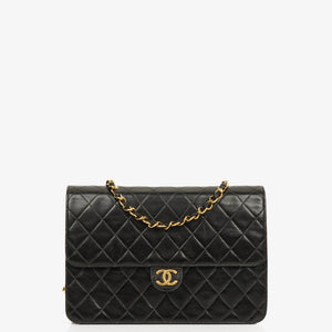 Borsa Chanel Vintage Media Classic Single Flap in Agnello Trapuntato Nero con Ferramenta Placcata Oro 24K