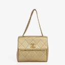 Petit sac à rabat vintage Chanel Mini en agneau matelassé or avec ferrures plaquées or 24K