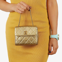 Petit sac à rabat vintage Chanel Mini en agneau matelassé or avec ferrures plaquées or 24K