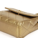 Petit sac à rabat vintage Chanel Mini en agneau matelassé or avec ferrures plaquées or 24K