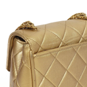 Petit sac à rabat vintage Chanel Mini en agneau matelassé or avec ferrures plaquées or 24K