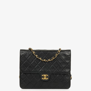 Chanel Vintage Liten Klassisk Enkel Flapväska Svart Quiltad Lammnappa med 24K Guldpläterad Metall